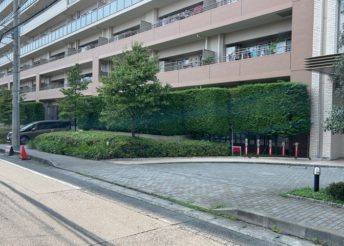物件によっては、入居者が個人的に使用できる専用庭がついているものもあります。また、住宅の中にある土間の部分を庭と呼ぶこともあります。庭の用途は住む人によって変わり、それによってデザインもさまざまです。