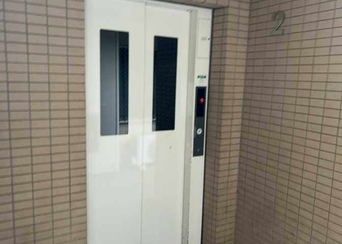共有部分は、住民なら誰もが使える設備のこと。例えば駐車場やエレベーター、インターネット設備、セキュリティ設備などがあります。他にも、マンションの廊下・外部階段やエントランス・ゴミ置き場などがあります。