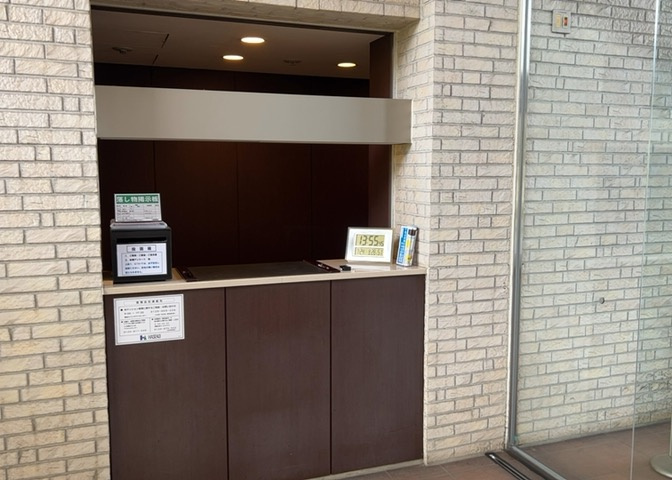 受付はマンションコンシェルジュがいる場合もあれば、管理人が滞在する小部屋を総称して呼ぶことがあります。主にエントランスに設置されていることから、防犯面でも期待ができます。防犯設備がない場合はより安心！