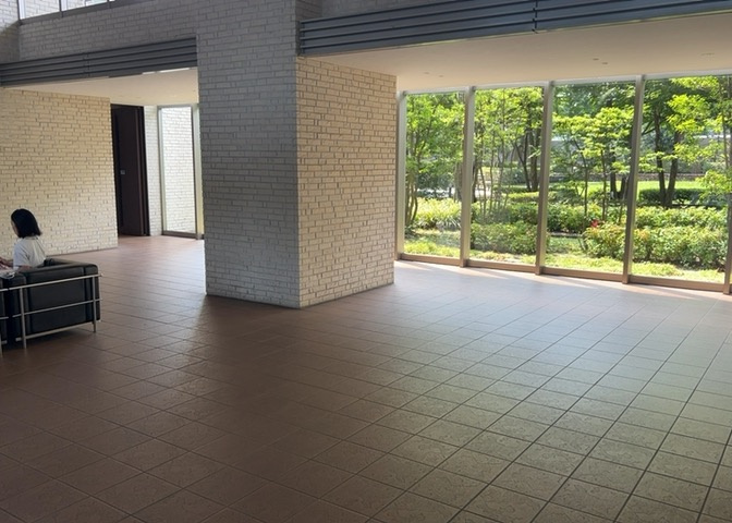 ラウンジは、マンションの共用スペースに椅子やテーブルなどを配置した利用者が寛げる空間です。屋内型ラウンジと屋外型ラウンジがあります。共用部分の管理状況と合わせて、詳細については現地でご確認ください。