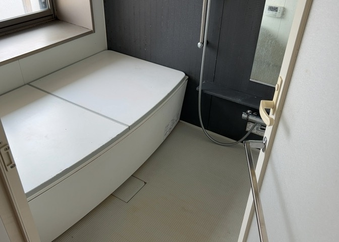 入浴時の快適さも大事なことですが、綺麗な状態を維持できなければ気持ちよく入浴できません。毎日の掃除が楽という点は大事なポイントになります！カビが生えにくく掃除がしやすい、壁や浴槽を選ぶといいでしょう。