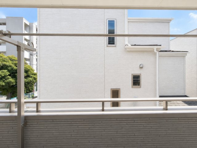 2階眺望：隣棟との距離が確保されたバルコニー。空を身近に感じられ、洗濯物干しや日々の気分転換にも活躍する開放的な空間です。