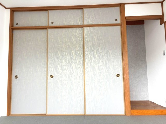 【和室収納】モダンな柄の襖が目を引く押入れ！天袋付きで沢山収納できます。右側には床の間風のスペースも備わっており、お好みの装飾で和モダンな空間を演出できます。シックな畳と相まってお洒落な雰囲気に。