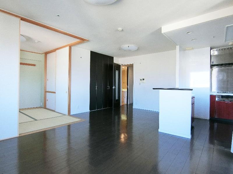 ＬＤＫ約17帖　床暖房を二面設置、窓も二面採光で明るく風通しの良い開放的なＬＤＫです。