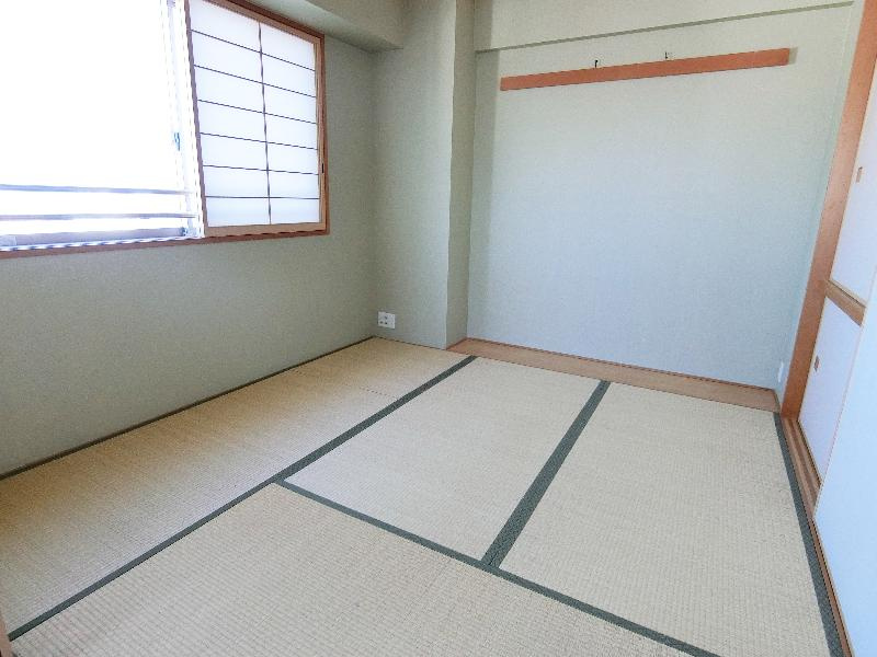 和室　窓があり、単独の居室としてはもちろん、ＬＤＫと繋げて約23帖のゆったりした空間としてもご利用い