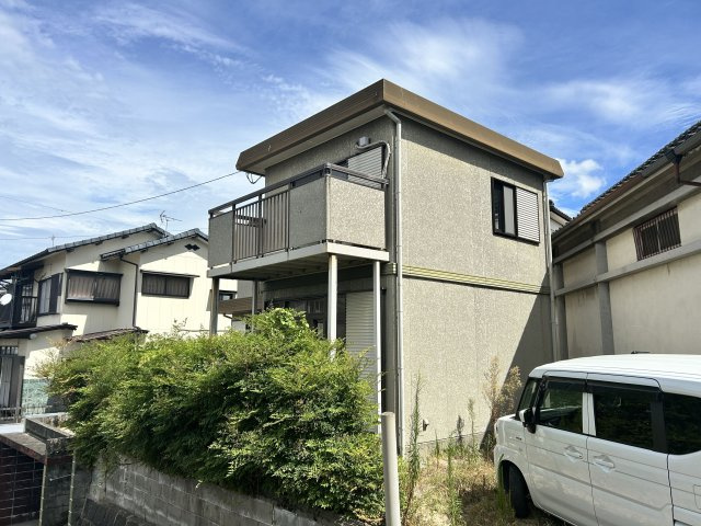 自分好みにリノベ可能！高台に立つ2階建て物件　