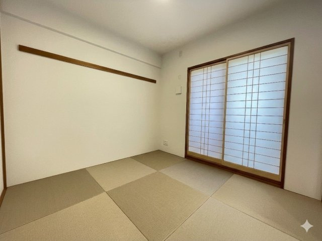 一室あると便利な和室は客間としてだけでなく、小さなお子様のプレイルームや食後のくつろぎスペースとしてもご利用いただけます。収納もついていますので大活躍間違いなし！