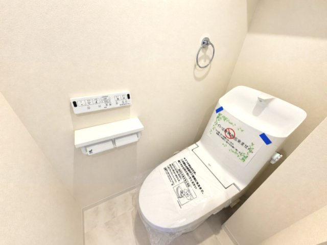 【トイレ】　毎日使う場所だからこそ、使い勝手を考慮しました。飽きのこない空間は質感豊かな仕上がりです。