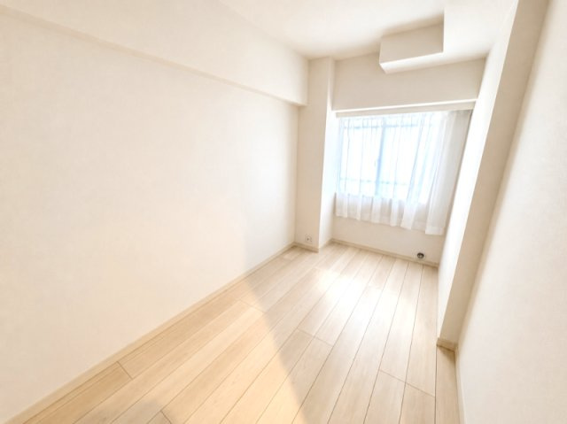 【洋室1】　全ての居室に収納と窓を備えており、過ごしやすい空間となっています。