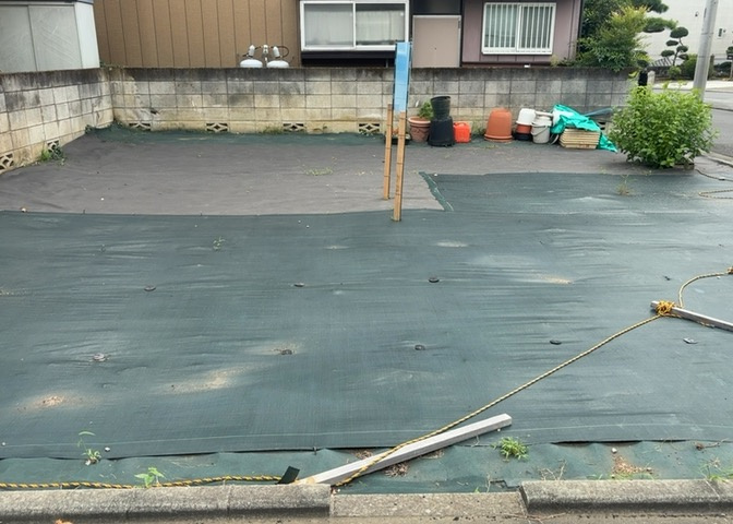 土地の面積＝住宅面積ではありません。建ぺい率の問題などで、土地のある場所によって住宅を建てられる面積は限られています。高さもしかり、「土地」という言葉の中には、建築条件も含まれると考えておきましょう。