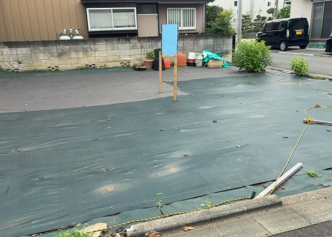 家を建てる場合、方位は要チェックです。現実的に日当たりのよい家ならばリビングは南側、建築基準法でも北側に当たる家への配慮は求められています。土地を見学に行く際は、方位磁針を持って行くようにしましょう。