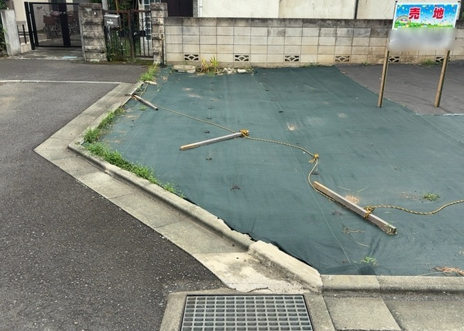 土地の前の道路に消火栓が設置されていることがあります。この場合、道路交通法第45条第1項により、駐車禁止の場所が指定されています。そのため、車庫などの駐車スペースをつくることができない場合があります。