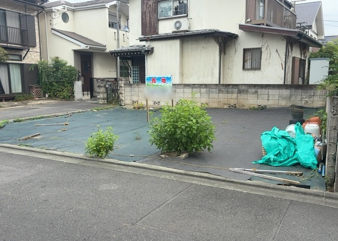 現地に行くなら、物件の周囲の地形がどうなっているかを見ることも大切です。周辺より低くなっている土地では、大雨などで水が集まりやすいため、地盤が弱くなっているということも考えられるため、注意が必要です。