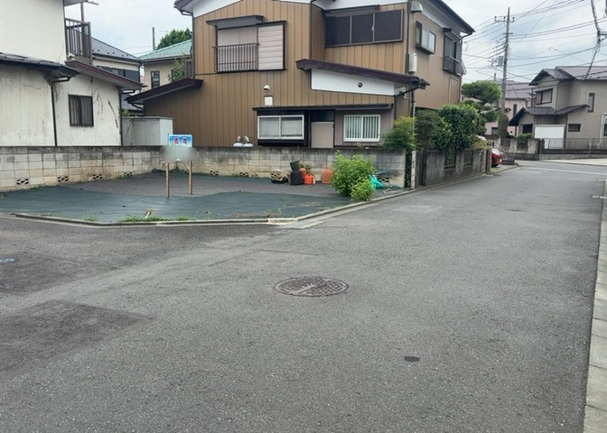 土地購入を検討されている場合、境界杭がない状態で購入してしまうと境界確定測量をする必要があり、費用がかかります。購入の前に、売主、隣土地所有者立ち合いのもと境界を確定し境界杭を設置するのがベストです。