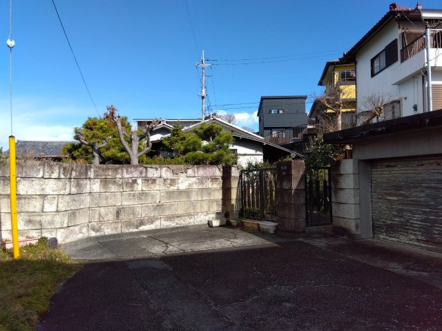スーパー・ドラッグストア・コンビニまで車で10分圏内です。生活利便性の高い土地になっています。