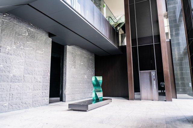 【グランドエントランスホール】まるで美術館のよう！1階～3階をつなぐエレベーターもございます！