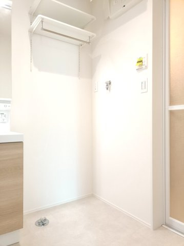 【室内洗濯機置き場】　上部の可動棚にランドリーグッズなどを収納できます。