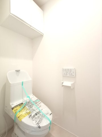 【2階トイレ】　洗浄機能付きトイレ。上部には収納付で、トイレットペーパー等、買い置きもしやすそうです。