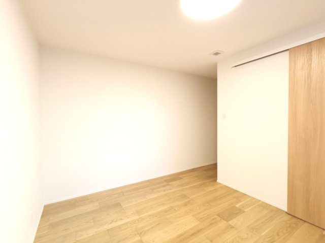 【洋室約6.0帖】　広々とした洋室。主寝室や子ども部屋にいかがでしょうか？