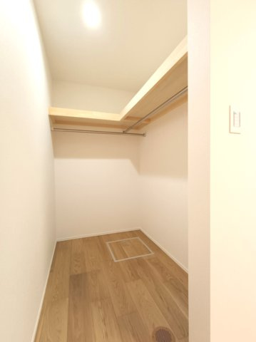 【洋室約6.0帖　収納】　約1.5帖のWIC付き。天井近くまでたっぷり収納できます。