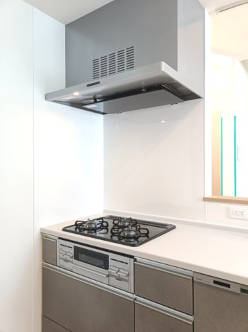 【3口コンロ】　3口コンロ、グリル付きでお料理のレパートリーも増えそうです。