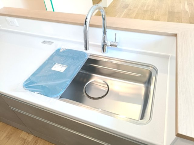 【シンク】　お洒落なグースネック水栓。食器洗いもはかどる広々としたシンクです。