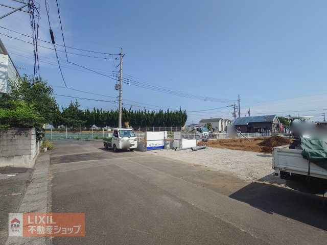 【前面道路】見通しの良い前面道路。車の出し入れがしやすく、ゆったりとした開放感のあるロケーションです。