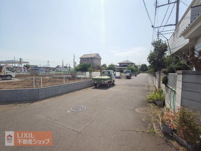 【前面道路】見通しの良い前面道路。車の出し入れがしやすく、ゆったりとした開放感のあるロケーションです。