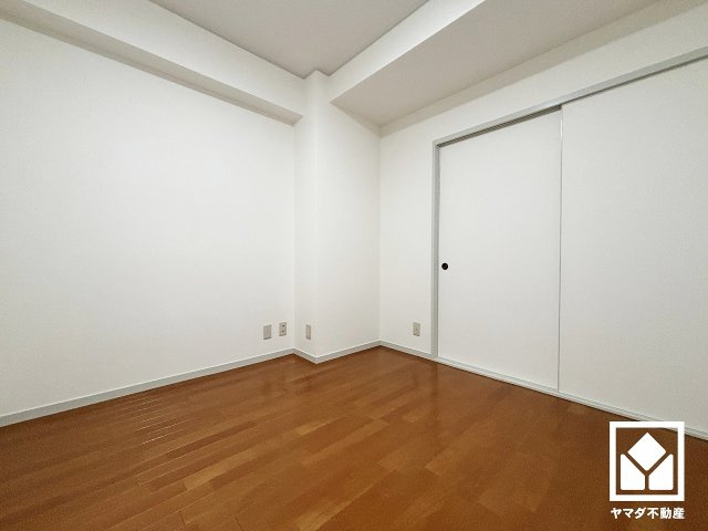 約4.5帖の洋室です。お子様のお部屋などにも丁度良い広さです。