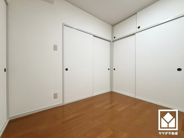 大きなクローゼット付きのお部屋で整理整頓しやすいです。