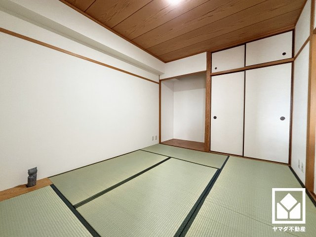 約6帖の和室です。畳の香りに包まれる、心落ち着く和の空間。忙しい日常の中で、ほっと一息つける癒しの住まい。
