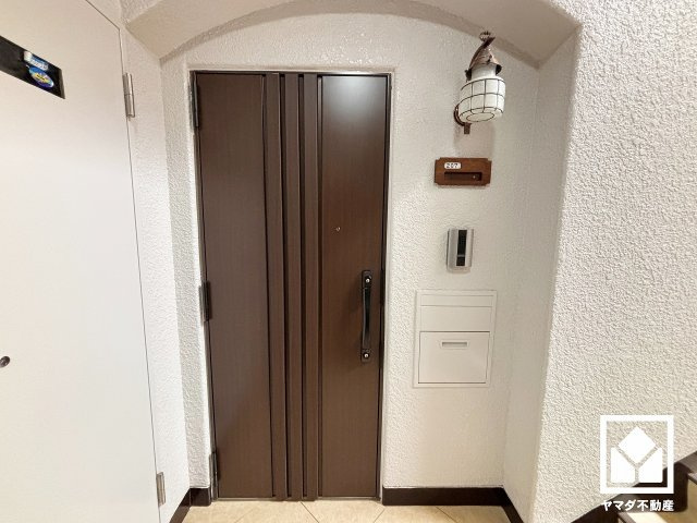 洗練された玄関デザイン。帰るたびにホッとできる、心地よい住まいの入り口。