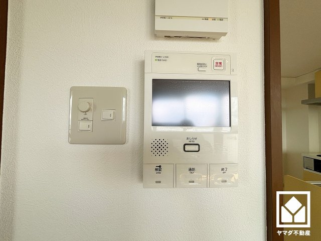 突然の来訪時でも安心なモニター付きインターホンを完備。お留守番中のお子様でも簡単に来訪者の確認ができます。各エントランスで安心・安全な暮らしをサポートするオートロックシステムも完備。