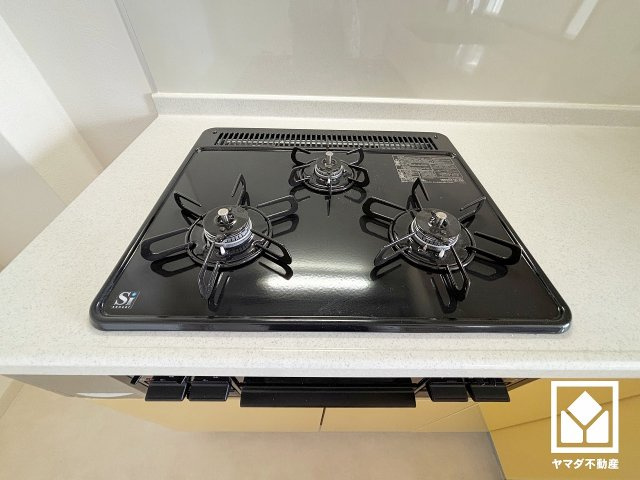 家族のごはん作りがはかどる。同時調理ができる3口コンロ付き。
