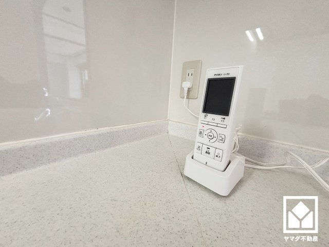 ワイヤレスモニター子機がございますので、家じゅうどこにいても来客者の対応が可能です。