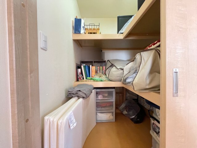 お布団や大きな荷物の入る納戸です♪