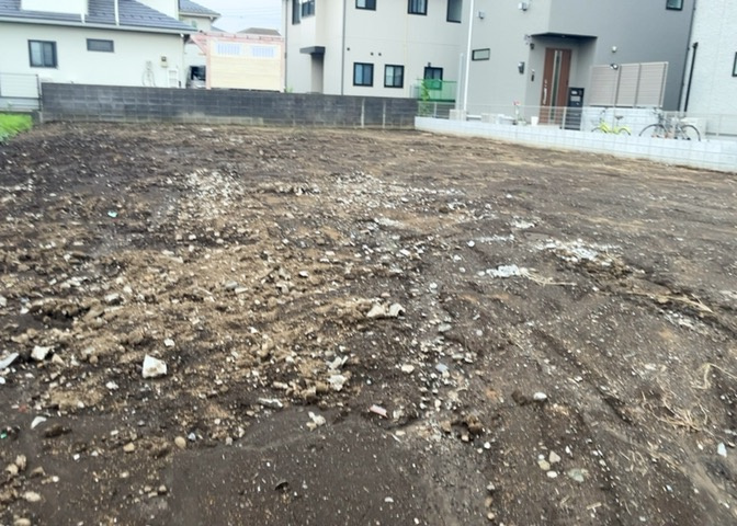 土地の面積＝住宅面積ではありません。建ぺい率の問題などで、土地のある場所によって住宅を建てられる面積は限られています。高さもしかり、「土地」という言葉の中には、建築条件も含まれると考えておきましょう。