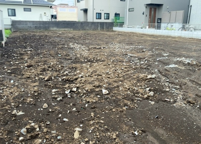 家を建てる場合、方位は要チェックです。現実的に日当たりのよい家ならばリビングは南側、建築基準法でも北側に当たる家への配慮は求められています。土地を見学に行く際は、方位磁針を持って行くようにしましょう。