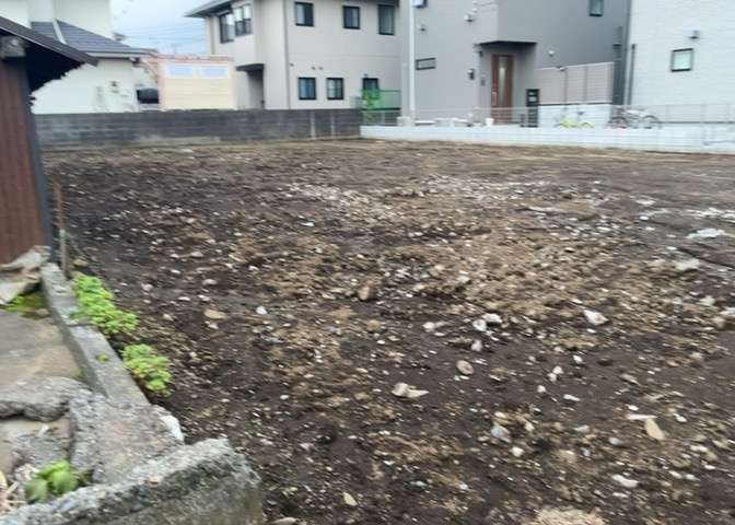 土地の前の道路に消火栓が設置されていることがあります。この場合、道路交通法第45条第1項により、駐車禁止の場所が指定されています。そのため、車庫などの駐車スペースをつくることができない場合があります。