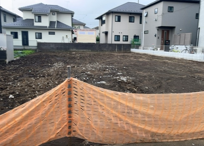 現地に行くなら、物件の周囲の地形がどうなっているかを見ることも大切です。周辺より低くなっている土地では、大雨などで水が集まりやすいため、地盤が弱くなっているということも考えられるため、注意が必要です。