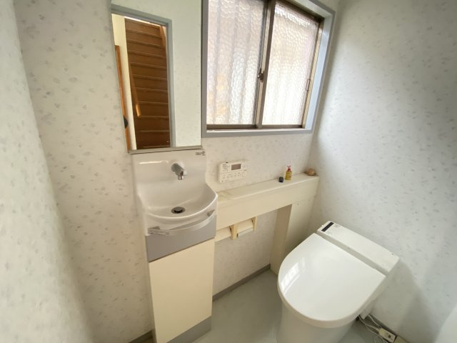 コンパクトながら機能性を備えた清潔感あるトイレ空間。独立手洗い器と大きな鏡が付いており、身だしなみのチェックや衛生面にも配慮された設計です。窓もあるため、自然換気ができて快適にご使用いただけます。