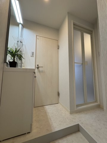 独立洗面台とトイレと浴室の写真です。　段差があるため、ハッキリとした印象です。