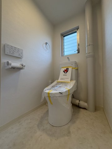 トイレです。　横に少し広くとられているため少しゆとりのある作りに感じます。