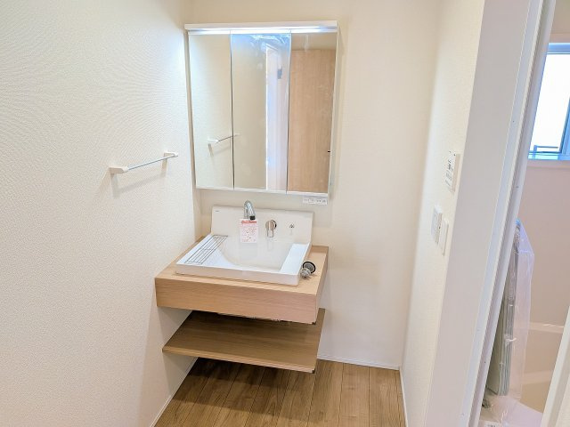 ～3面鏡付きの独立洗面台　細々している物をスッキリ収納出来ます～