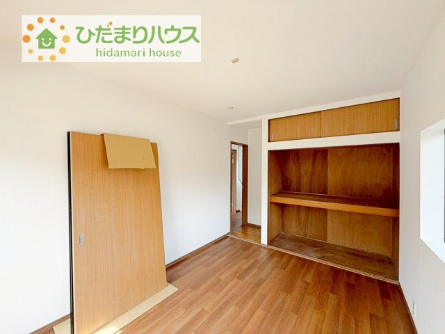 広めの主寝室は、ベッドの他にもパソコンデスクやドレッサーなども置けちゃいます(*^-^*)