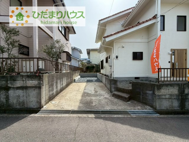 ゆったりとしたカースペースで、ファミリーカーや軽自動車もラクラク駐車出来ますね♪