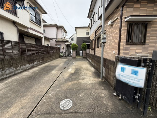 前面道路は4.9M幅で広々しています。駐車がし易く、車の対面のすれ違いも楽にできます。　