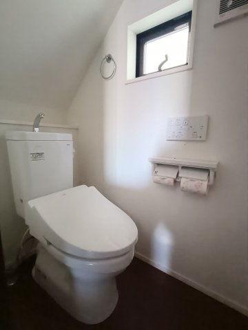 【トイレ】　シンプルで清潔感のあるトイレ空間です。
