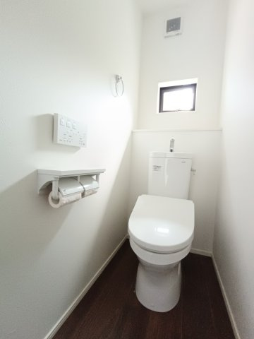 【トイレ】　落ち着いた内装で毎日使う場所も快適に。