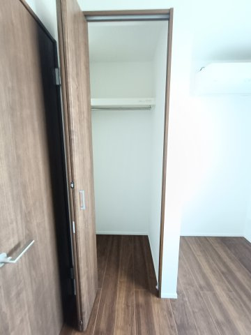【洋室3　収納】　書類や趣味の道具なども整理しやすい収納力が魅力です。